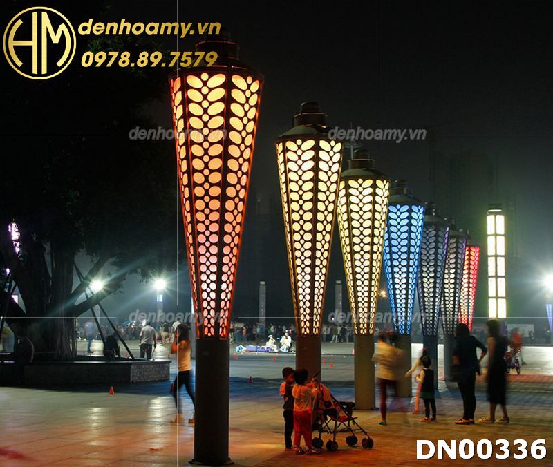 Cột đèn nhiều màu sắc trang trí sân vườn vỉa hè công viên DN00336